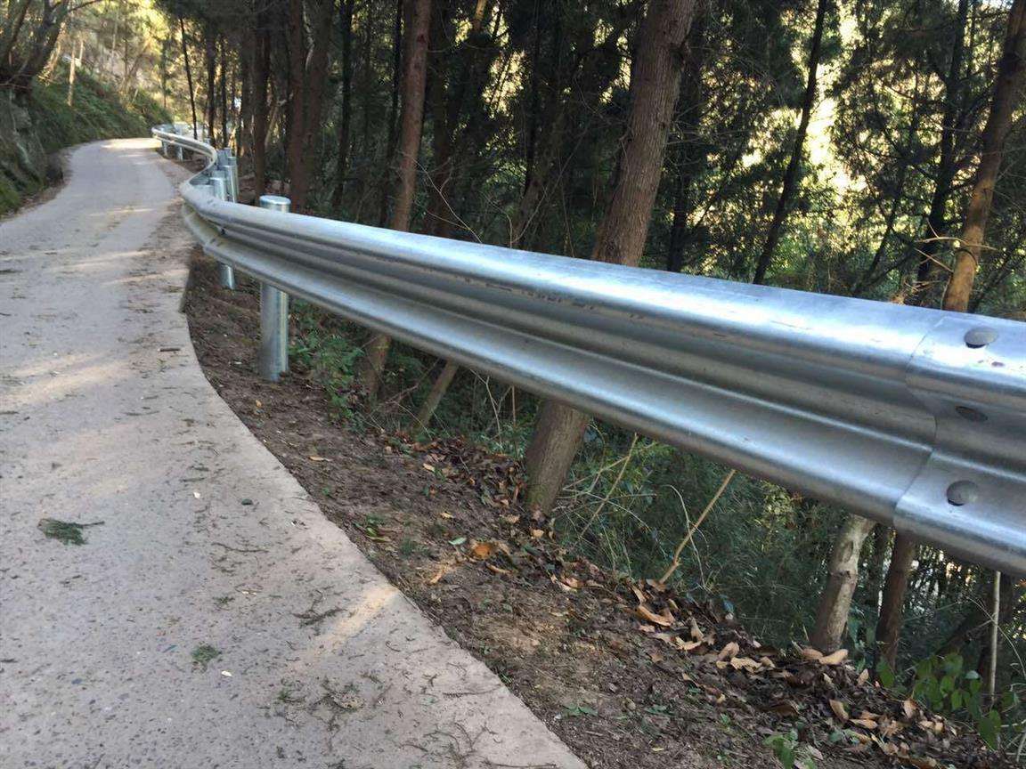 白茅湖农场高速护栏